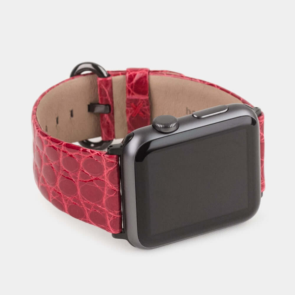 Correa para el Apple Watch 45/46 mm de piel de aligátor brillante en rojo, con adaptadores y hebilla negros | vista de 3/4 para ver el cuero del forro interior