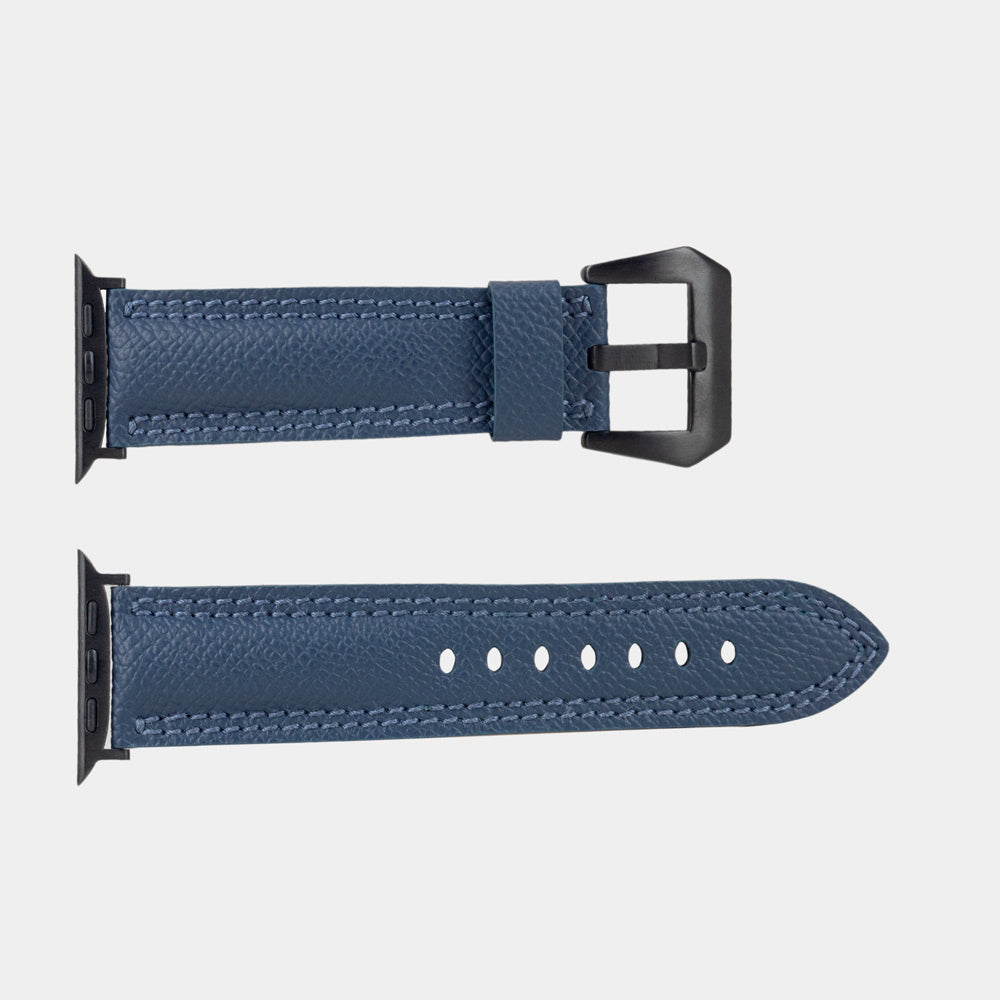 Apple Watch Ultra bandje heren 49 mm blauw Epsom leer — plat gelegd, beide banddelen met hun zwarte bevestigingen en zwarte gesp