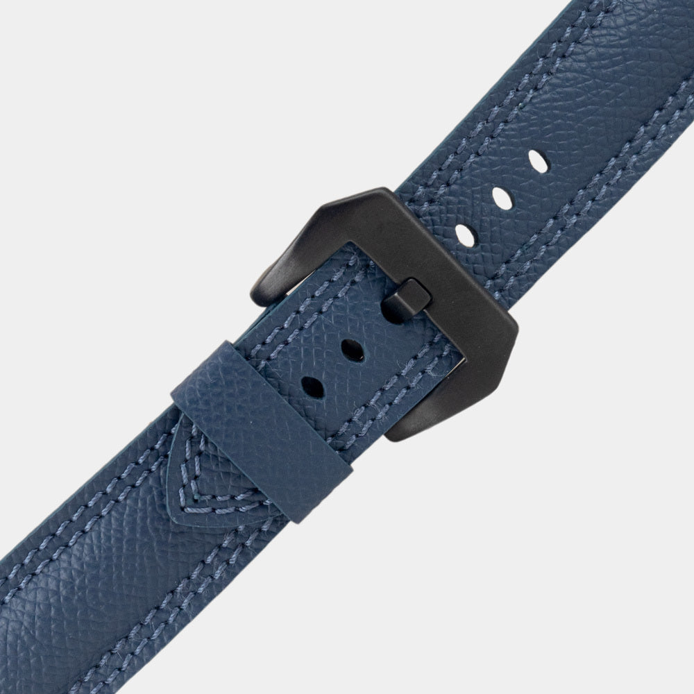 Apple Watch Ultra bandje heren 49 mm blauw Epsom leer — close-up van de zwarte gesp, de geperste Epsom-nerf en het dubbele stiksel ton sur ton