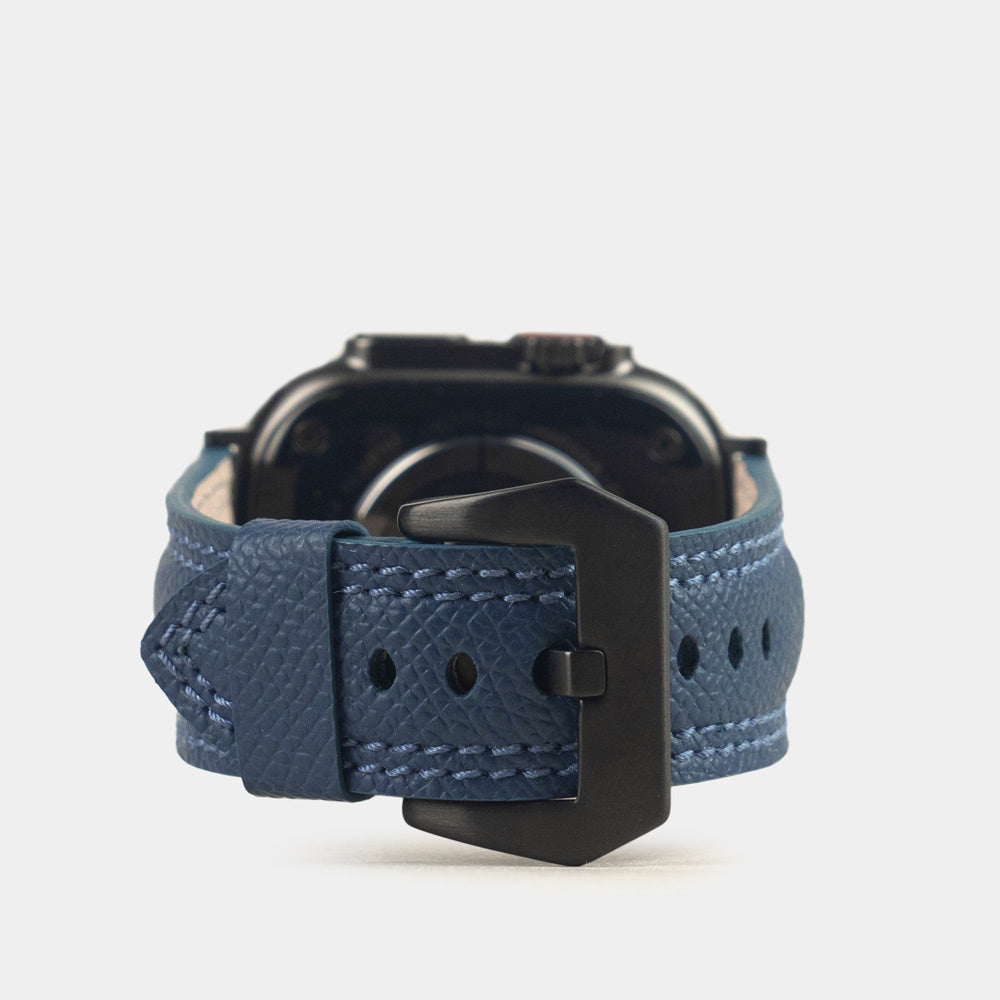 Apple Watch Ultra bandje heren 49 mm blauw Epsom leer met zwarte gespen — achteraanzicht op de zwarte kast, zwarte pingesp en verstelgaatjes
