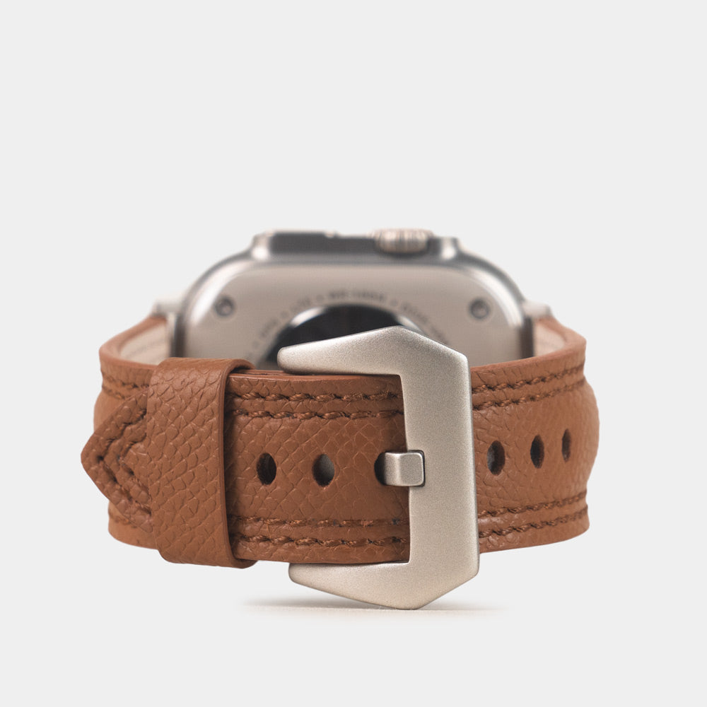 Apple Watch Ultra bandje heren 49 mm goud Epsom leer met titanium gespen — achteraanzicht, titanium pingesp en verstelgaatjes
