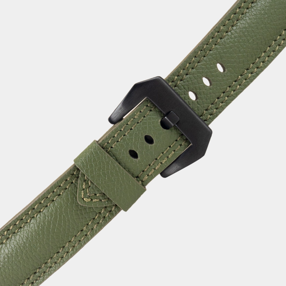 Apple Watch Ultra bandje heren 49 mm kakigroen Epsom leer — close-up van de zwarte gesp, de geperste Epsom-nerf en het dubbele stiksel ton sur ton