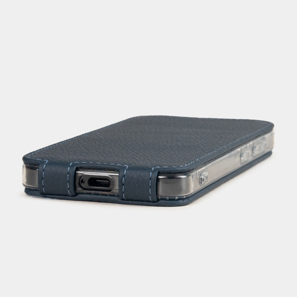 Seitenkante der Samsung S24 Plus blauen Lederhülle, Zugang zum USB-C-Anschluss mit präziser genähter Lederverarbeitung