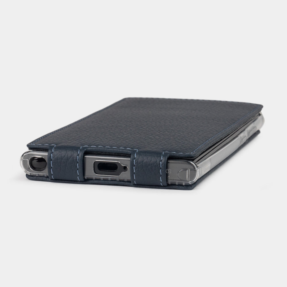 Canto de la funda de piel Samsung S24 Ultra azul, acceso al puerto USB-C con acabado de piel cosida precisa