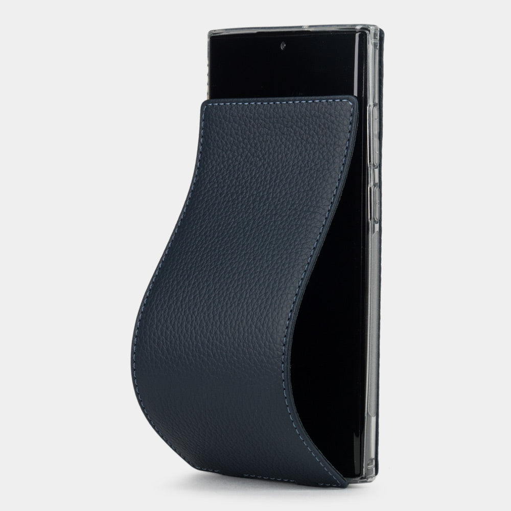 Funda de piel flip Samsung S24 Ultra azul, solapa magnética abriéndose para revelar la pantalla