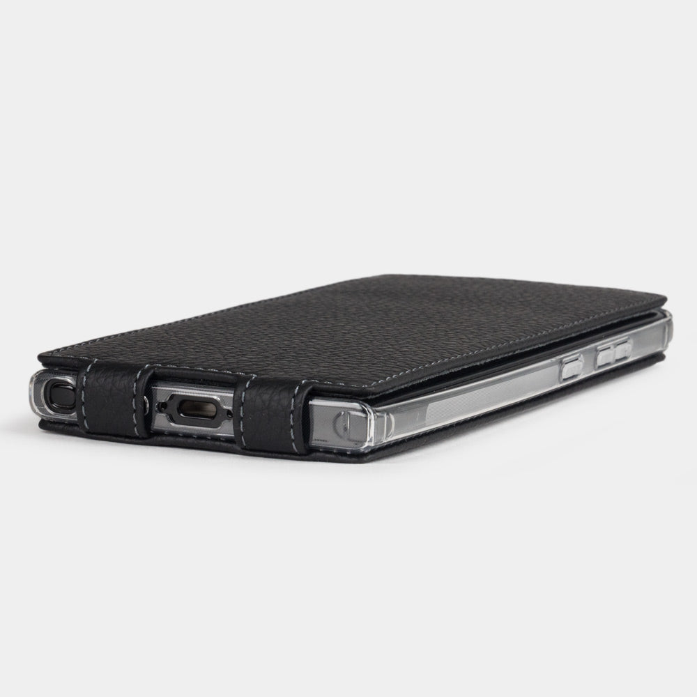 Canto de la funda de piel Samsung S23 Ultra negra, acceso al puerto USB-C con acabado de piel cosida precisa