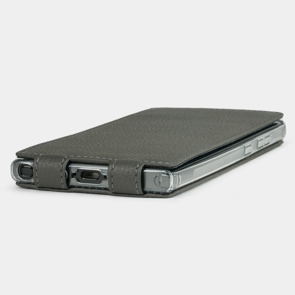 Canto de la funda de piel Samsung S23 Ultra gris, acceso al puerto USB-C con acabado de piel cosida precisa