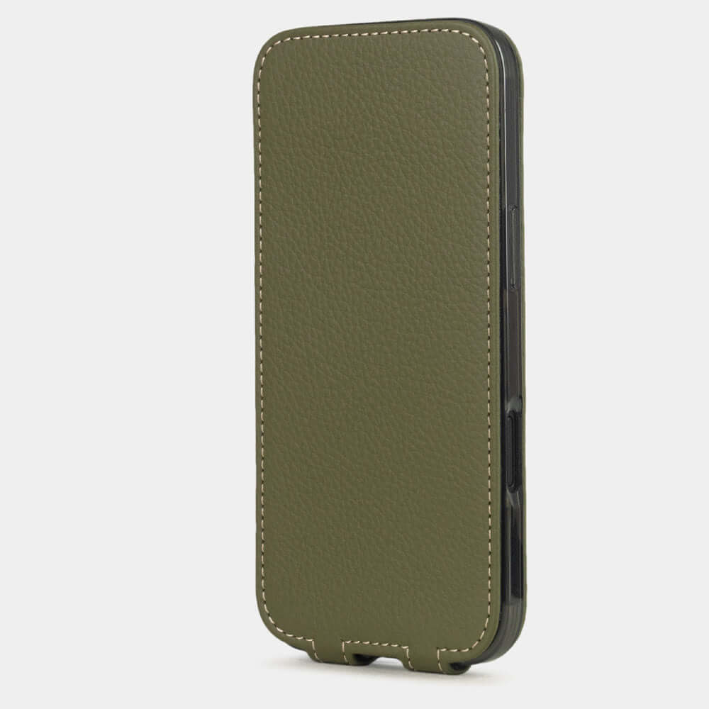 Green Calfskin Case iPhone 17 Air – upright closed view highlighting the magnetic front cover fully protecting the screen, elegant silhouette