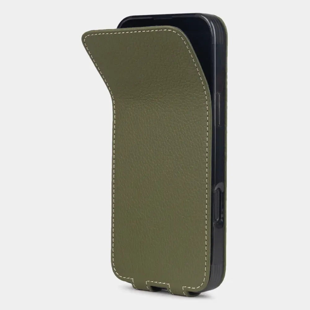green Calfskin Case iPhone 17 Pro Max – phone flip case with textured natural scale pattern, flexible front cover folding back to protect the smartphone screen