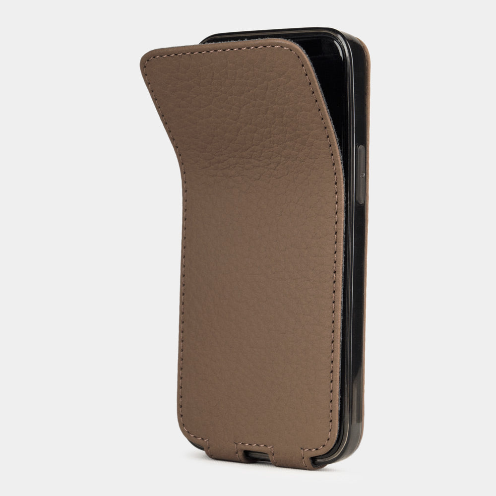 custodia iPhone 12 Pro Max in pelle di vitello caffè — cover a ribalta magnetica fatta a mano Marcel Robert