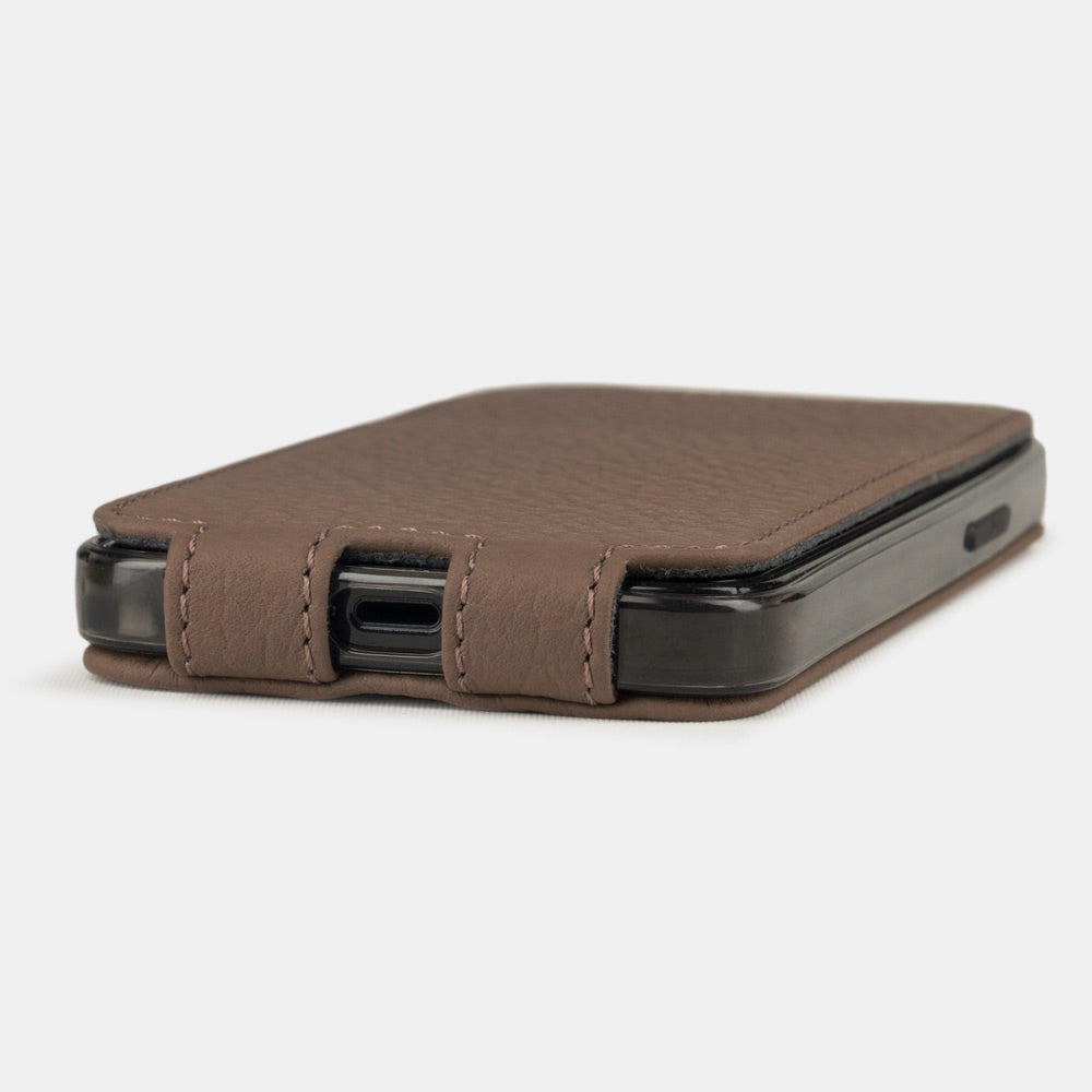 custodia iPhone 12 Pro Max in pelle di vitello caffè — cover a ribalta magnetica fatta a mano Marcel Robert