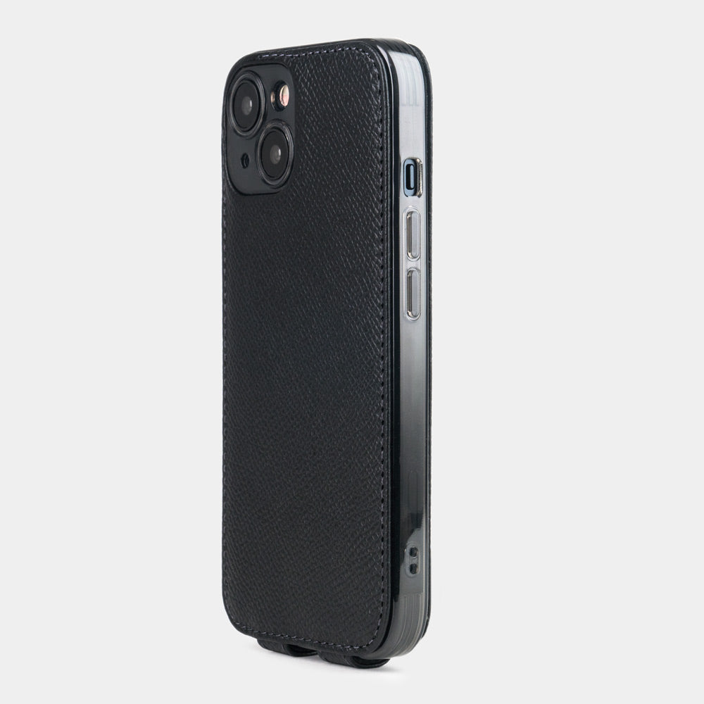 Cover in pelle di vitello nero Epsom per iPhone 15 Plus – vista posteriore con l’apertura per la fotocamera e i bordi cuciti a mano