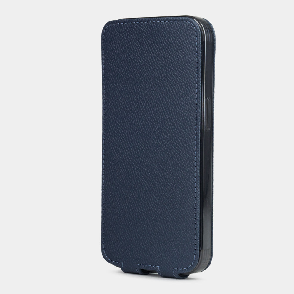 Cover in pelle di vitello blu Epsom per iPhone 15 Plus – patta chiusa in piano, vista di profilo con i tasti laterali accessibili