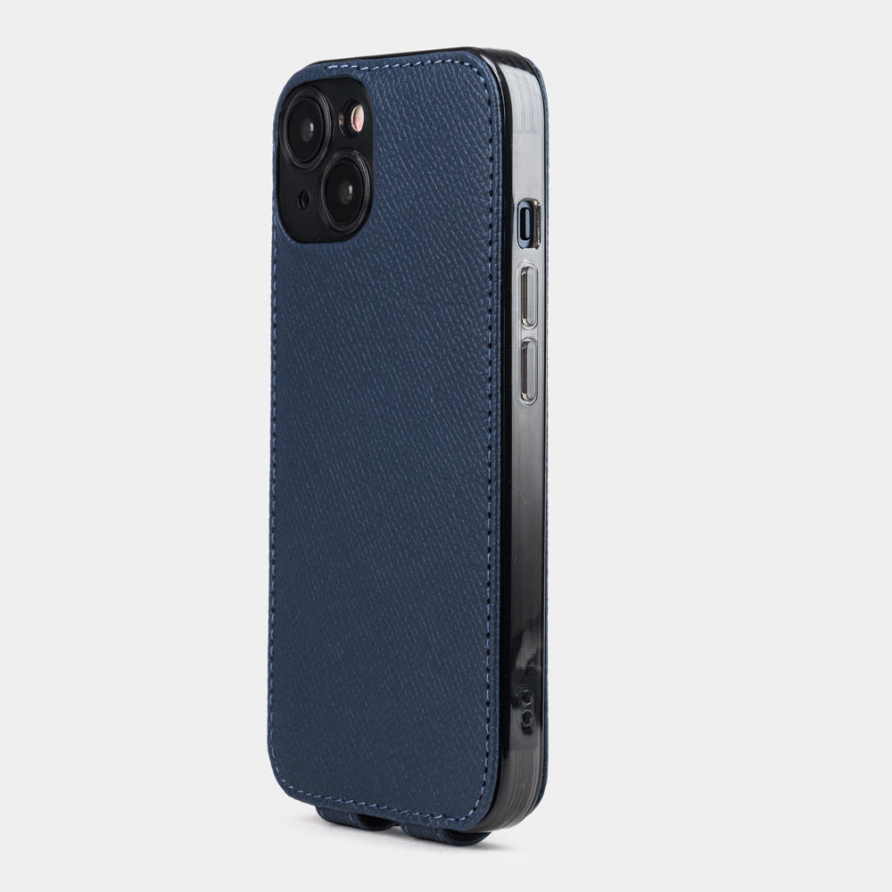 Cover in pelle di vitello blu Epsom per iPhone 15 Plus – vista posteriore con l’apertura per la fotocamera e i bordi cuciti a mano