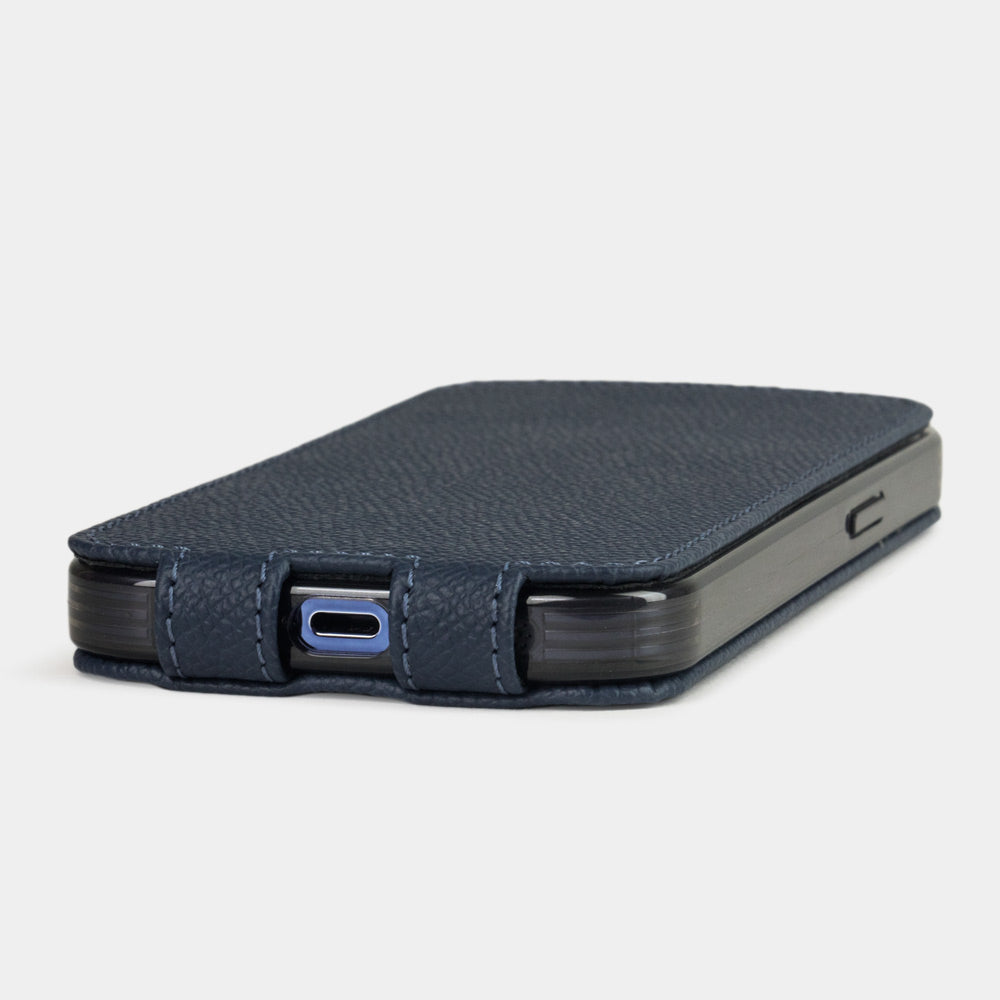 Cover in pelle di vitello blu Epsom per iPhone 15 Plus – vista dal basso con l’apertura della porta USB-C e i bordi cuciti a mano