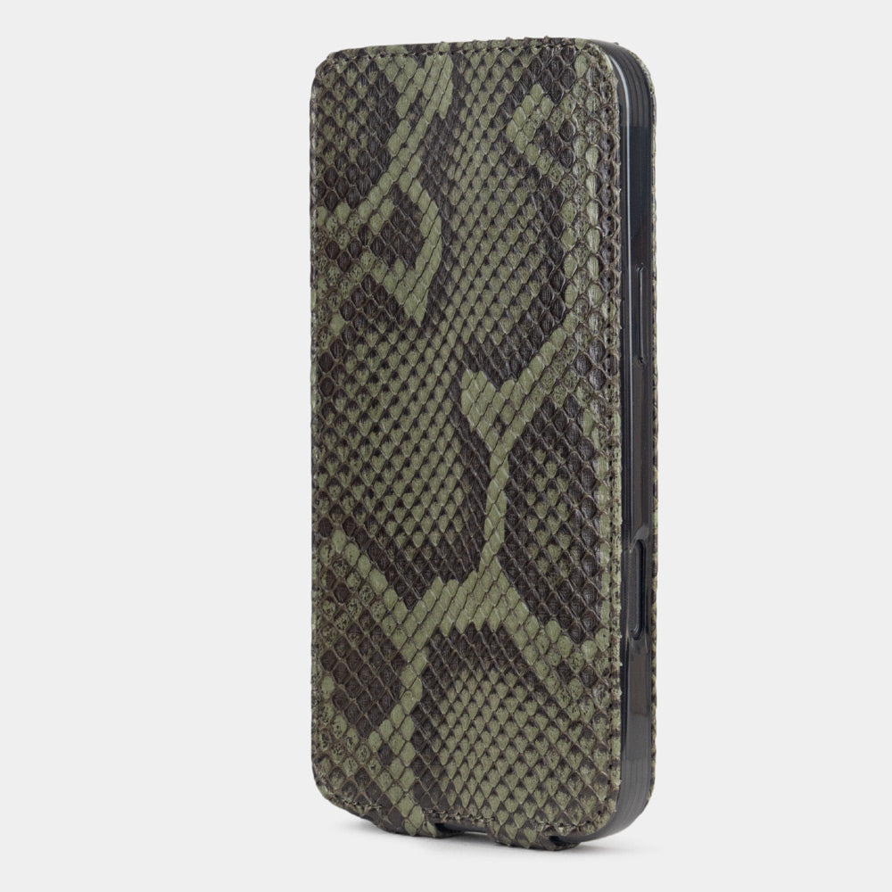 Green Python Case iPhone 17 Air – upright closed view highlighting the magnetic front cover fully protecting the screen, elegant silhouette