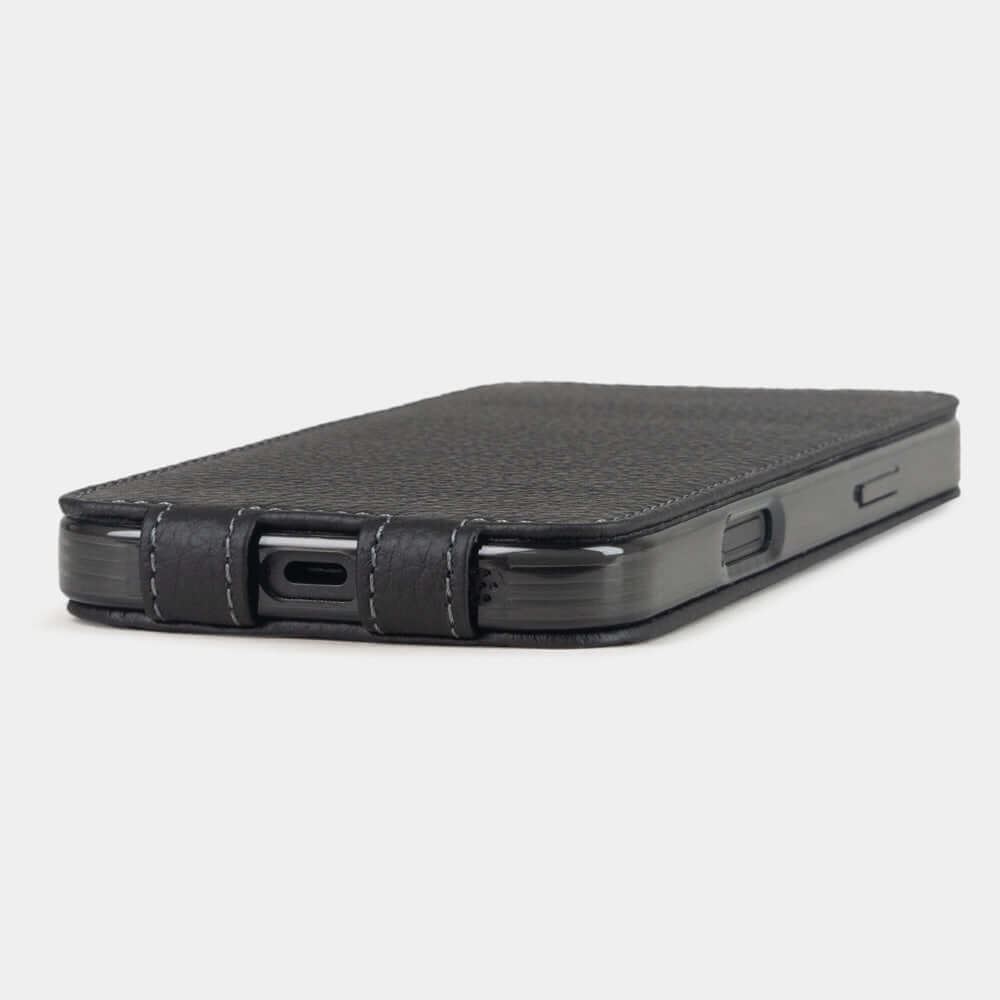 Case iPhone 17 Pro leather black manufactured by Marcel Robert – flat on table view showing ultra thickness and USB-C port opening