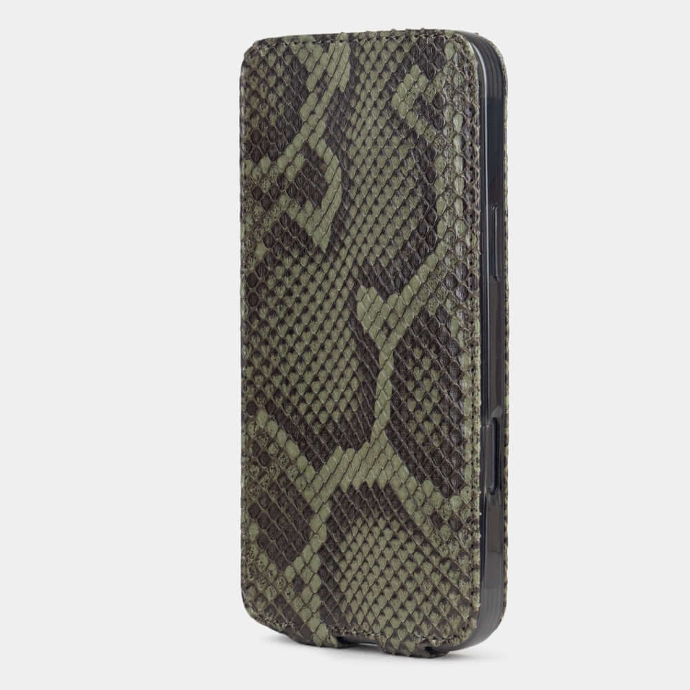 Green Python Case iPhone 17 – upright closed view highlighting the magnetic front cover fully protecting the screen, elegant silhouette