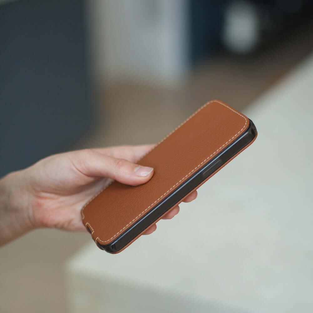 Caramel Calf Leather Flip Case iPhone 14 Plus | Marcel Robert - 0