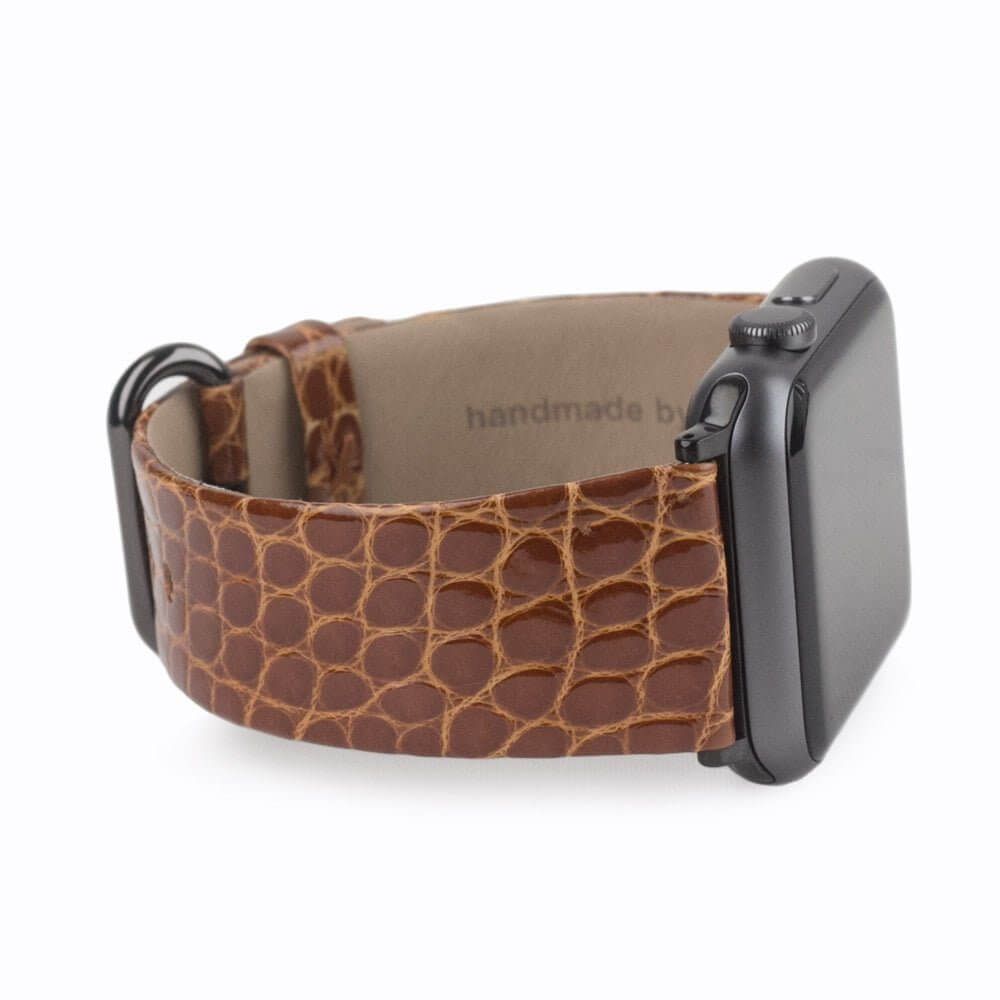 Correa para el Apple Watch 45/46 mm de piel de aligátor brillante en Gold, con adaptadores y hebilla negros | primer plano del cuero del forro interior y el sello de la marca