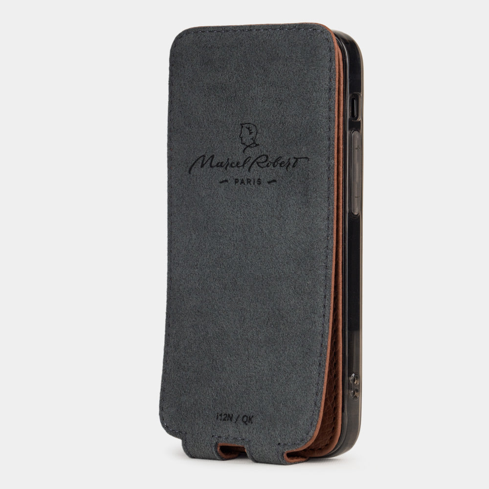 gold leather flip case for iPhone 12 pro, vertical position, cover folded and secured to the back of the iPhone thanks to its integrated magnet system, revealing the grey microfiber lining