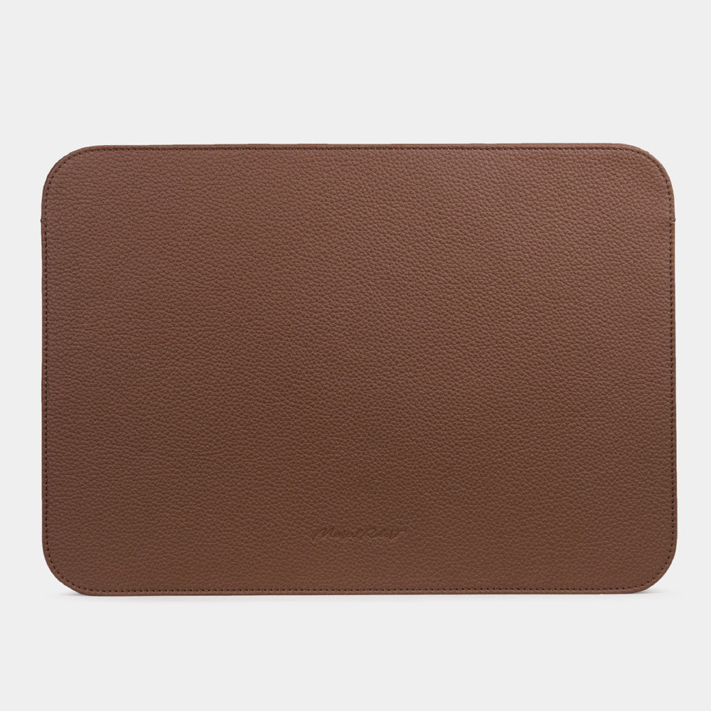 Leren MacBook hoes 14 inch in bruin vastgehouden, slanke beschermende laptophoes