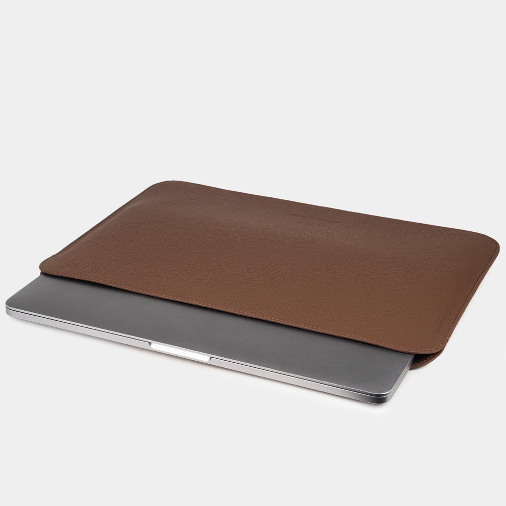 Leren MacBook hoes 14 inch in bruin, achteraanzicht — slanke minimalistische hoes