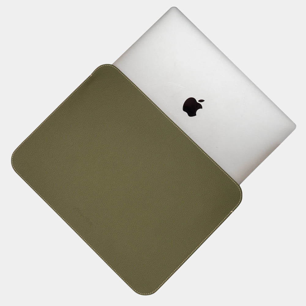 Leren MacBook hoes 14 inch in groen vastgehouden, slanke beschermende laptophoes