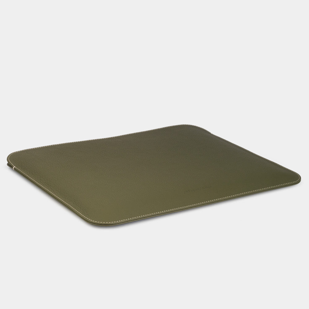Leren MacBook hoes 14 inch in groen, achteraanzicht — slanke minimalistische hoes
