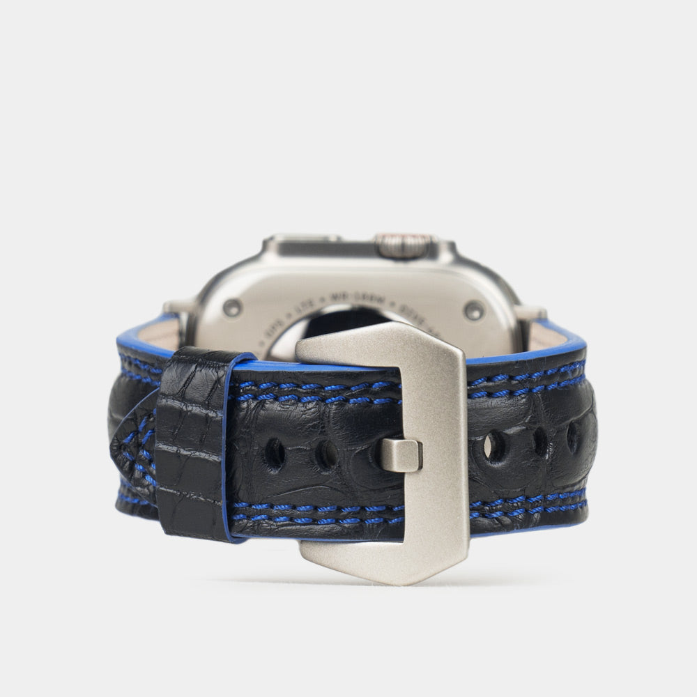 Apple Watch Ultra 49 mm aus schwarzem Alligatorleder, Naht und Kante in Blau, mit Adaptern und Schnalle aus Titan | Hauptbild