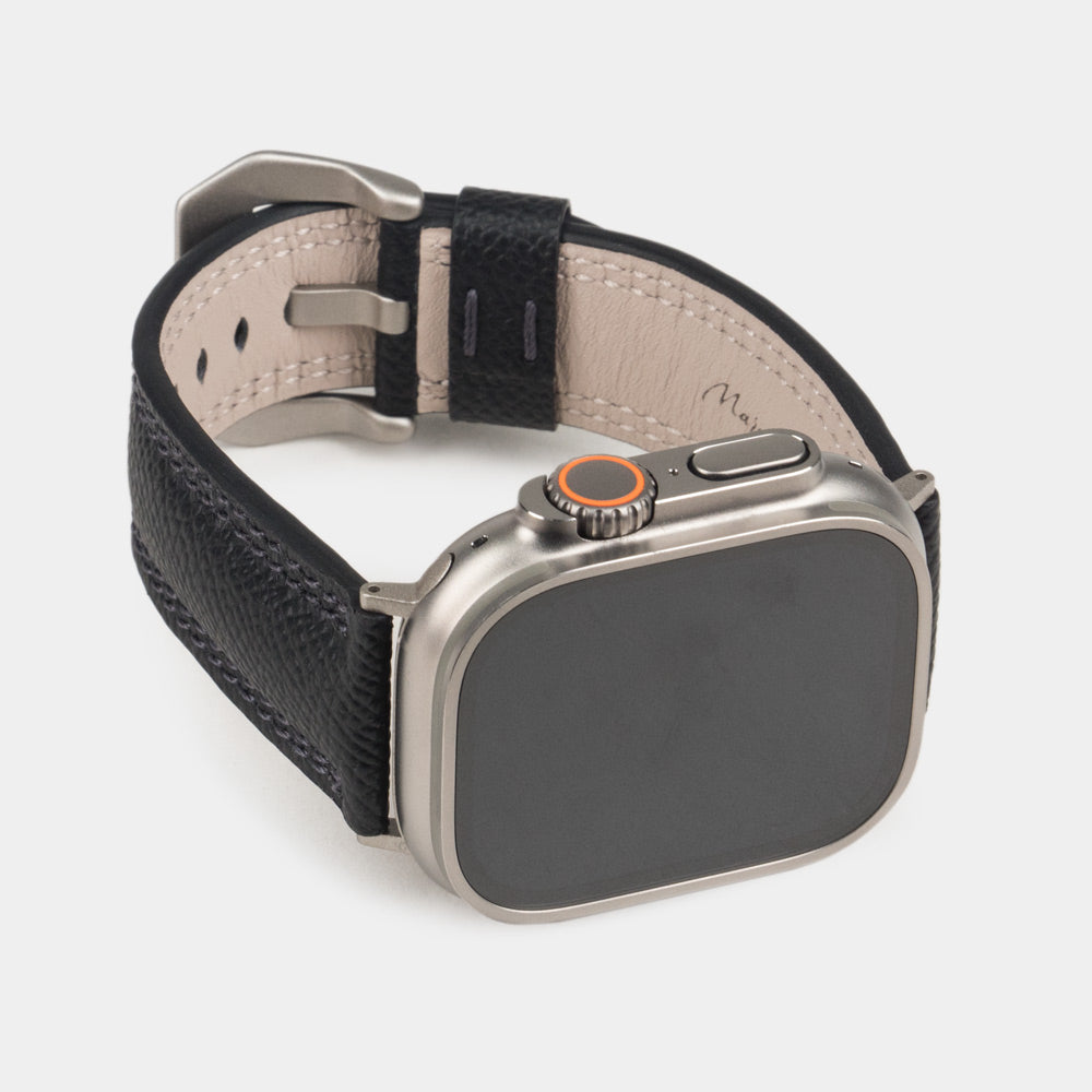 Apple Watch Ultra bandje heren 49 mm zwart Epsom leer — driekwart vooraanzicht met de wijzerplaat van de Ultra, de gesp en de leren lus