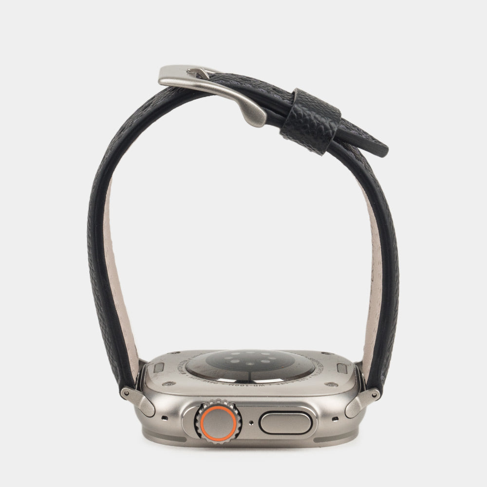 Apple Watch Ultra bandje heren 49 mm zwart Epsom leer — zijaanzicht, bandje open boven de kastbodem, met de welving en de geverfde rand