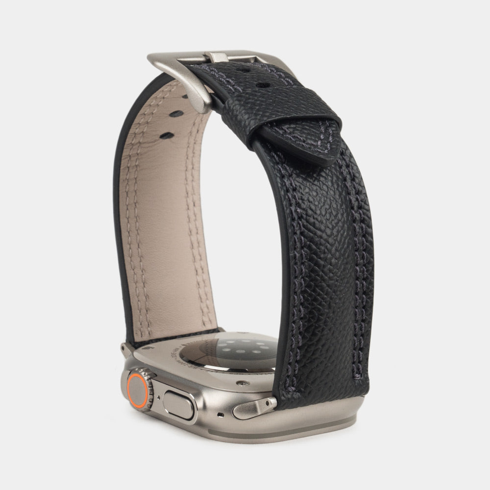 Apple Watch Ultra bandje heren 49 mm zwart Epsom leer — verhoogd driekwart achteraanzicht, crèmekleurige voering, geverfde rand en dubbel stiksel ton sur ton