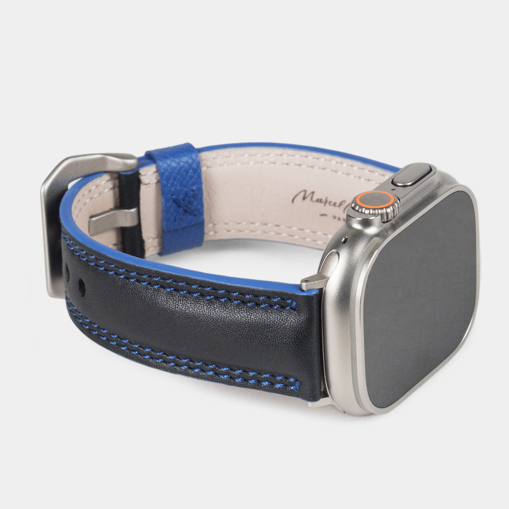 Correa de hombre para Apple Watch Ultra 49 mm en piel de becerro lisa negra con canto azul y adaptadores en color titanio - vista de perfil 3/4