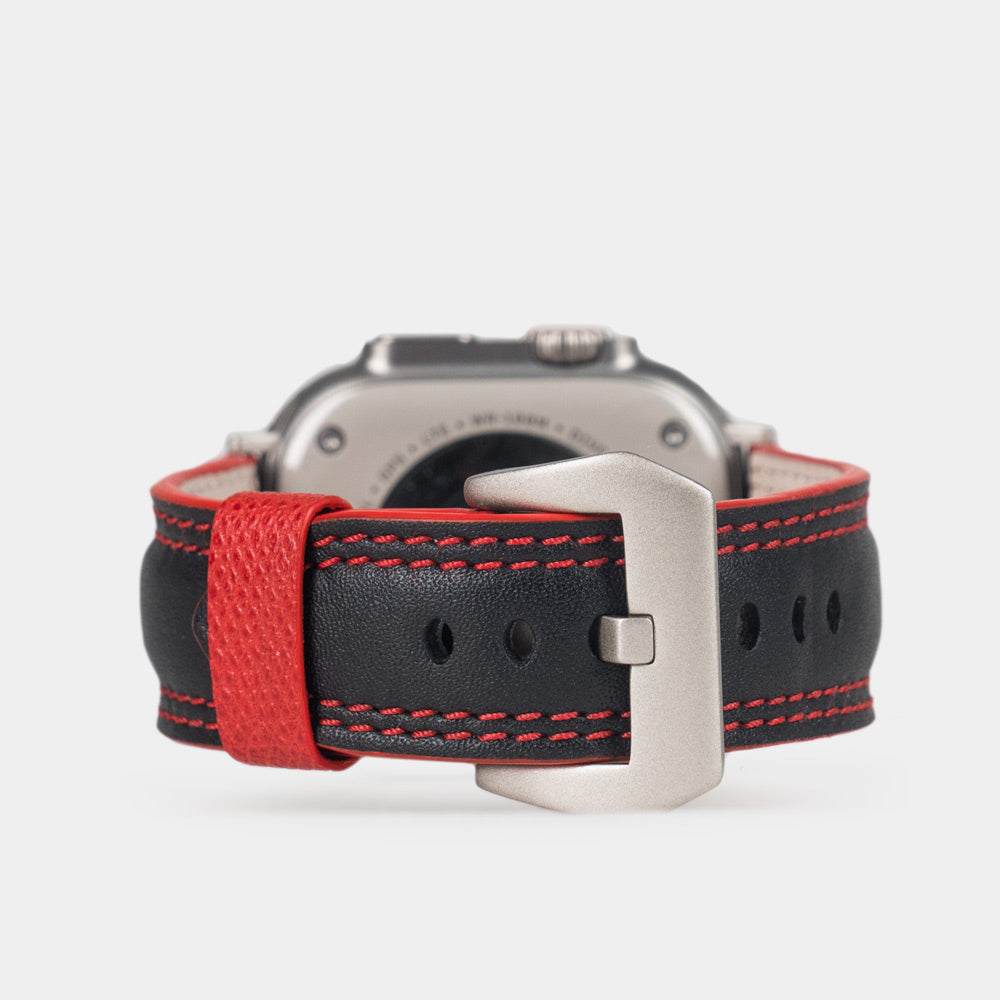 Correa de hombre para Apple Watch Ultra 49 mm en piel de becerro lisa negra con canto rojo y adaptadores en color titanio - vista principal