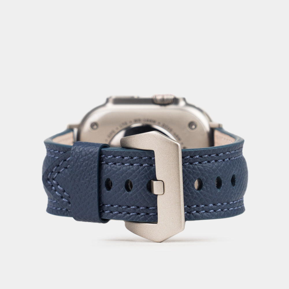 Apple Watch Ultra bandje heren 49 mm blauw Epsom leer — achteraanzicht, pingesp in titanium en verstelgaatjes