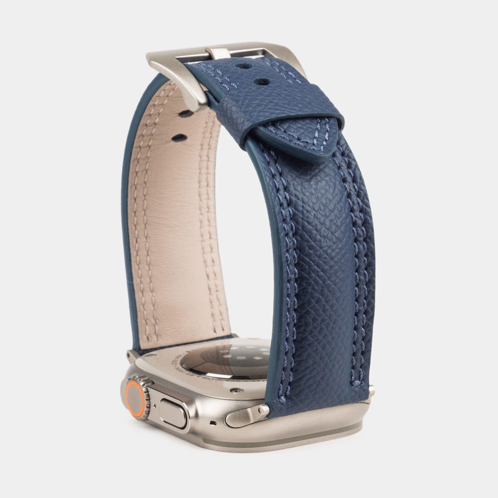 Apple Watch Ultra bandje heren 49 mm blauw Epsom leer — verhoogd driekwart achteraanzicht, crèmekleurige voering, geverfde rand en dubbel stiksel ton sur ton
