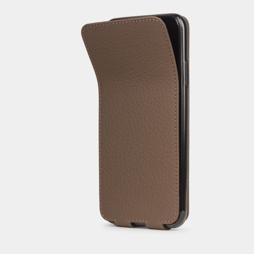 Custodia iPhone 11 Pro Max pelle di vitello caffè — cover a ribalta magnetica fatta a mano Marcel Robert
