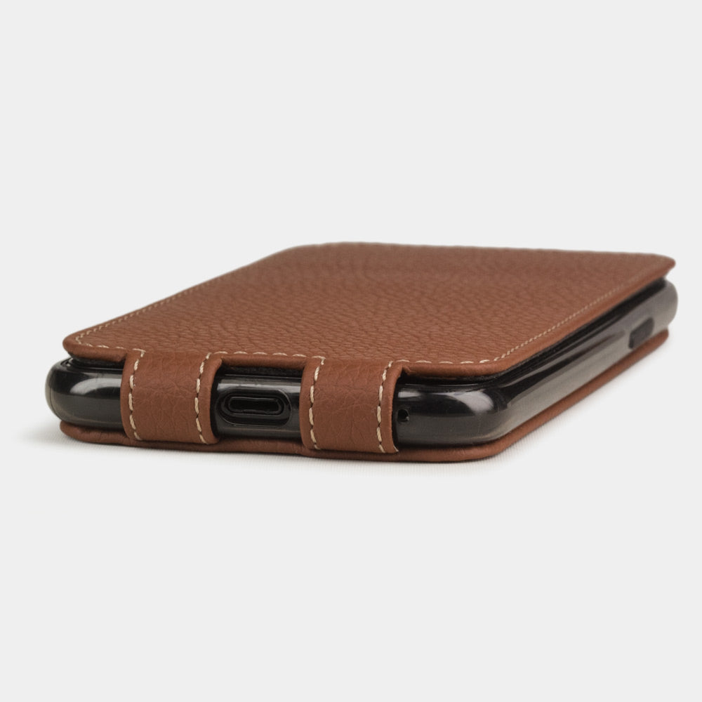 Custodia iPhone 11 Pro Max pelle di vitello caramello — cover a ribalta magnetica fatta a mano Marcel Robert