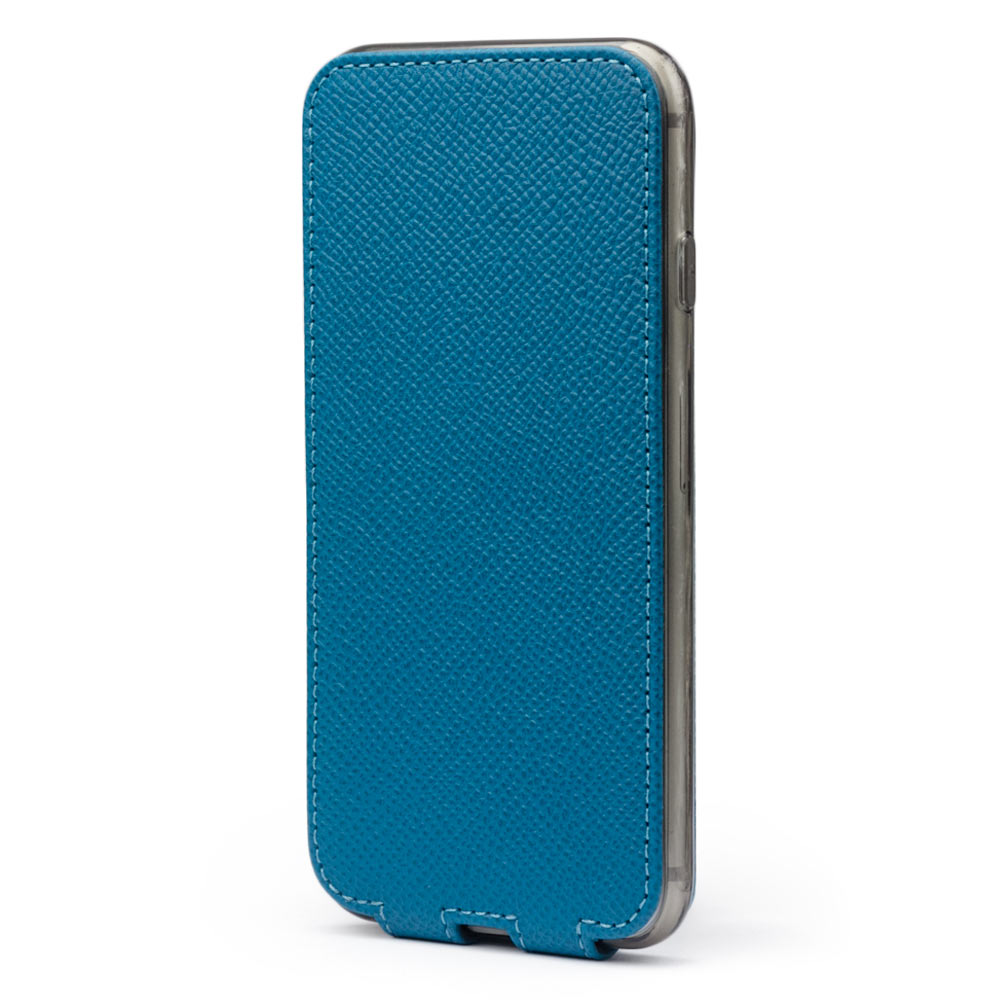 Lederen hoesje Aquamarijn voor iPhone SE - verticaal gesloten weergave met de magnetische klep die het scherm volledig beschermt, elegant silhouet