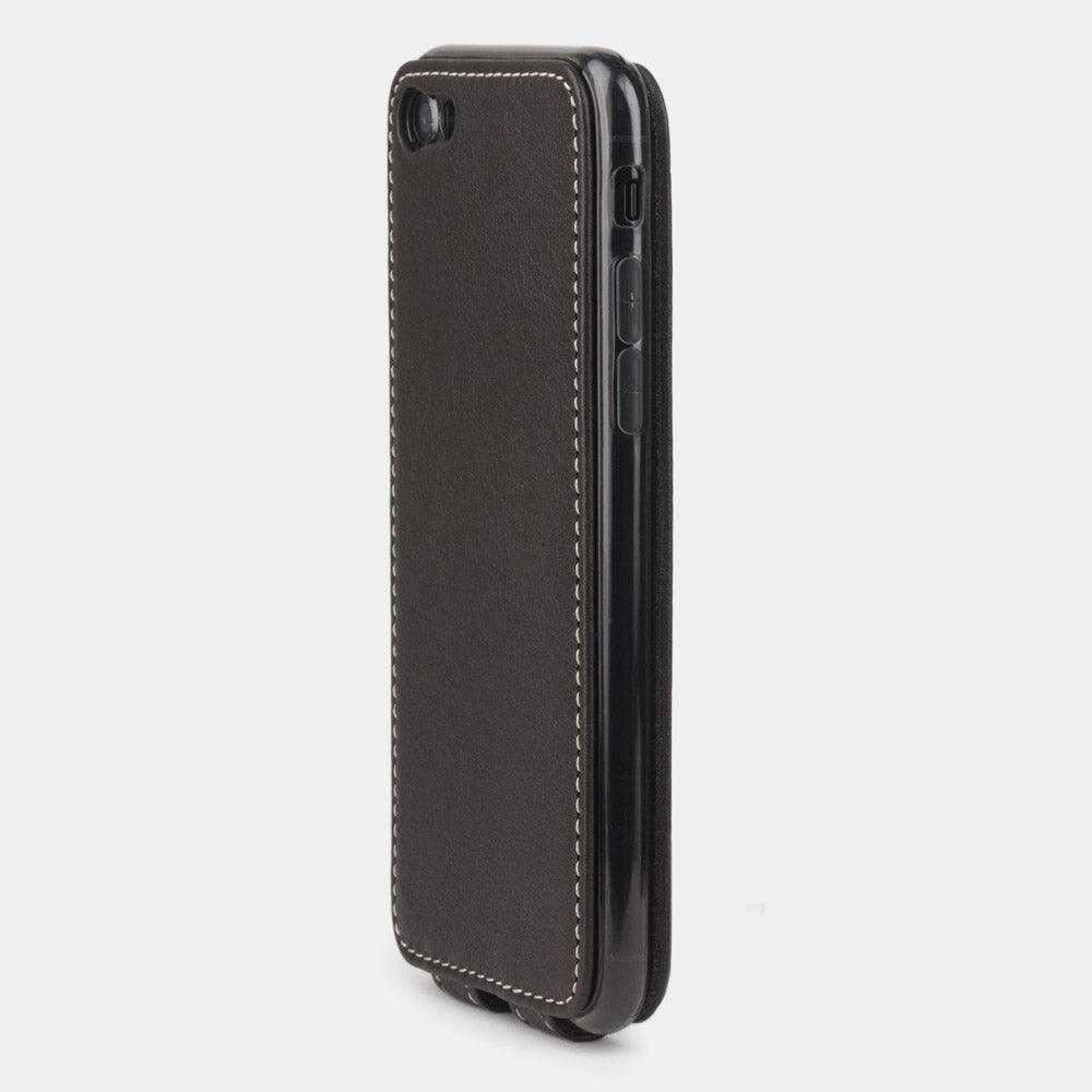 Lederen hoesje Bruin voor iPhone SE - aanzicht vanaf de camerazijde die laat zien hoe de lens effectief wordt beschermd