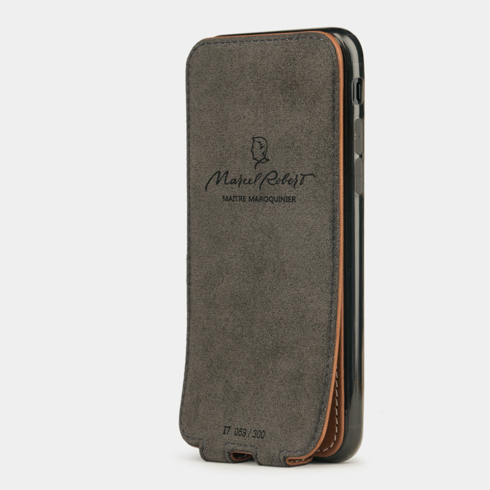 Lederen hoesje Goud voor iPhone SE - binnenaanzicht met de echte Alcantara-voering, ontworpen om het scherm te reinigen en te beschermen