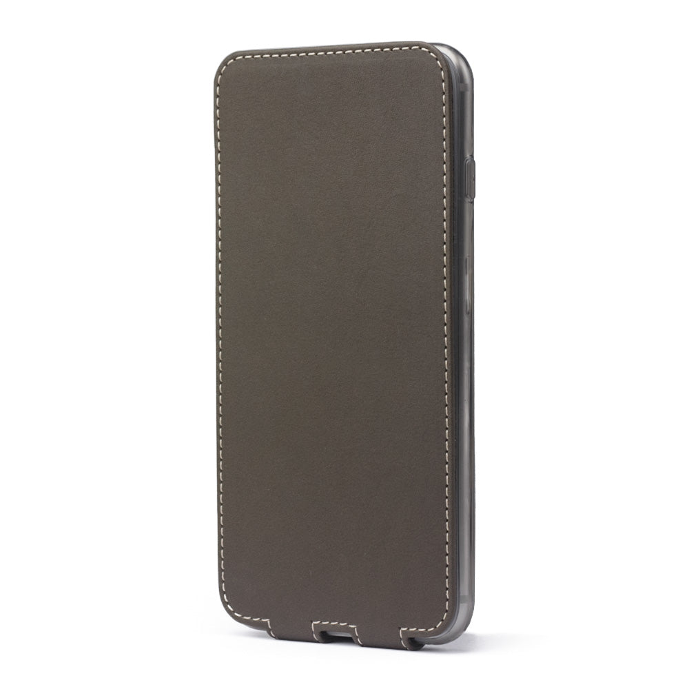 Lederen hoesje Kaki voor iPhone SE - verticaal gesloten weergave met de magnetische klep die het scherm volledig beschermt, elegant silhouet