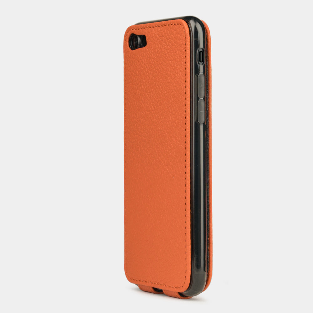 Lederen hoesje Oranje voor iPhone SE - aanzicht vanaf de camerazijde die laat zien hoe de lens effectief wordt beschermd