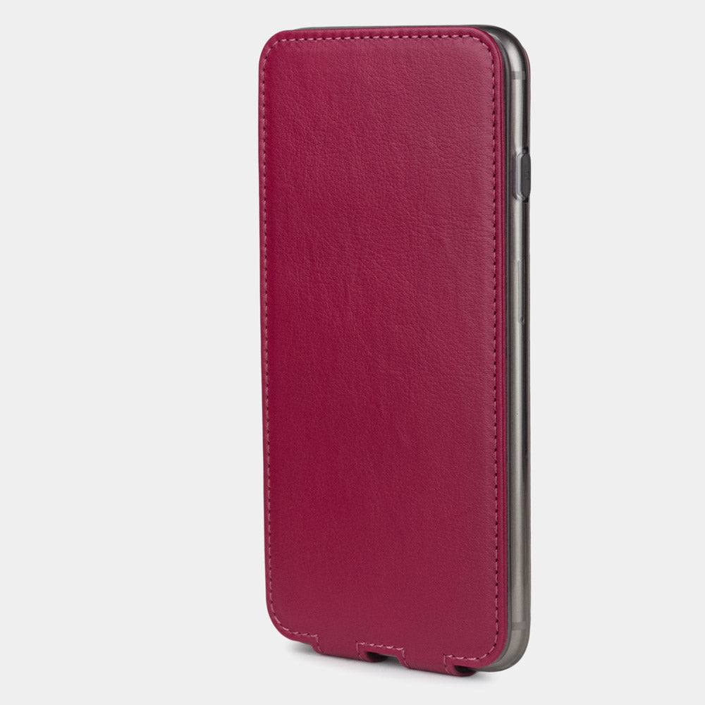 Lederen hoesje Fuchsia voor iPhone SE - verticaal gesloten weergave met de magnetische klep die het scherm volledig beschermt, elegant silhouet