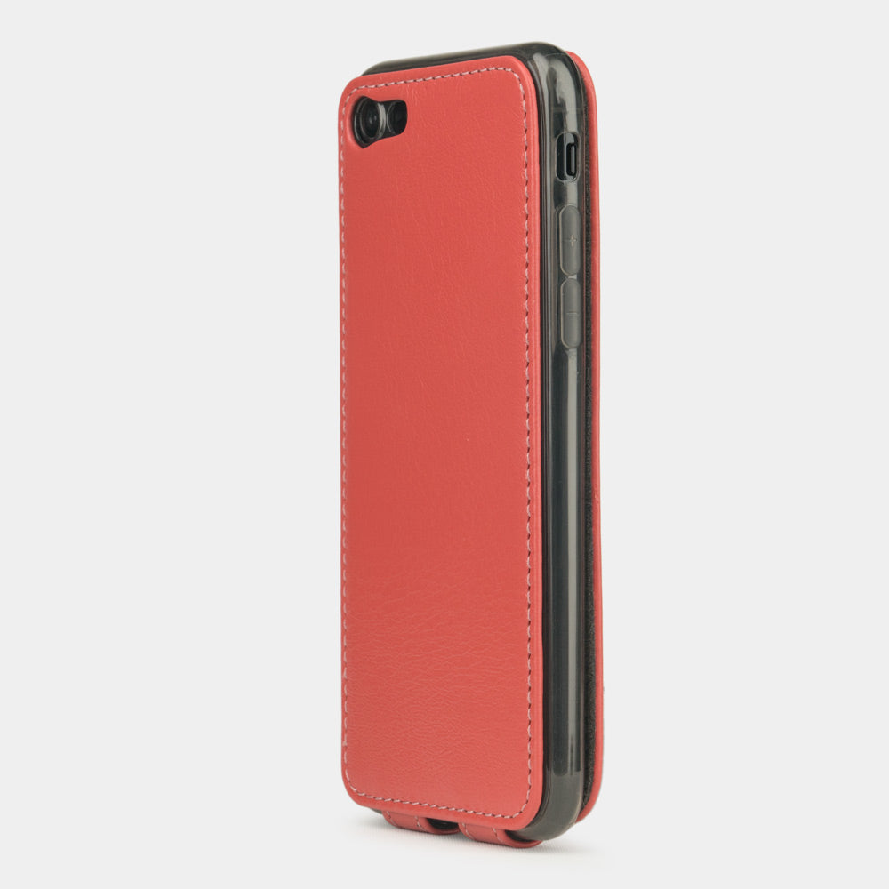 Lederen hoesje Koraal voor iPhone SE - aanzicht vanaf de camerazijde die laat zien hoe de lens effectief wordt beschermd