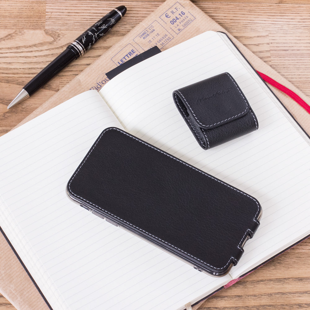 Leren flip-hoesje zwart voor iPhone XS Max - plat neergelegd met notitieboek en bijpassend leren AirPods-hoesje