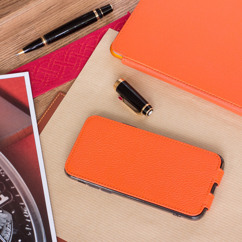 Leren flip-hoesje oranje voor iPhone XS Max - plat neergelegd met notitieboek en pen