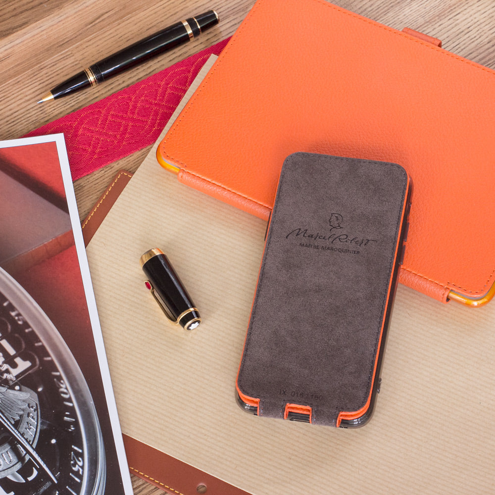 Leren flip-hoesje oranje voor iPhone XS Max - plat neergelegd met bijpassend leren notitieboek