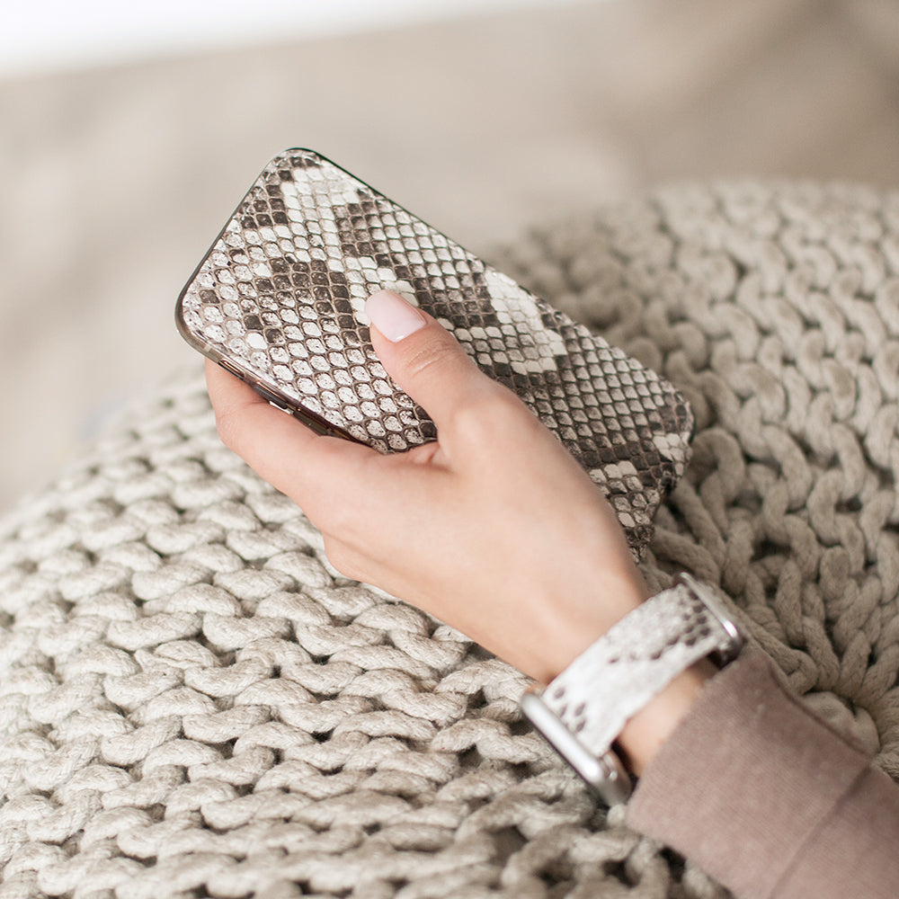 Python leren flip-hoesje naturel voor iPhone X - in de hand van een vrouw, close-up op een gebreide deken